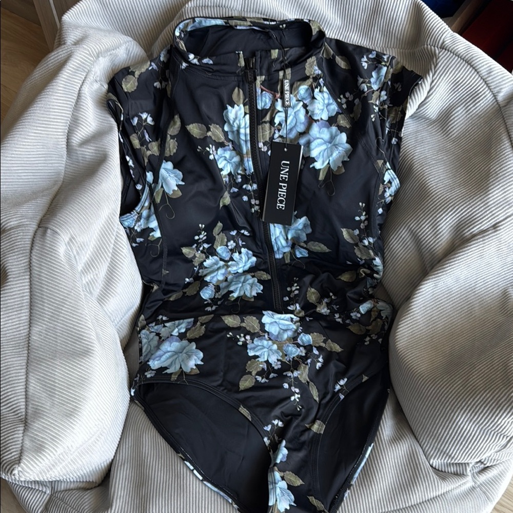 Une Piece Floral Black and Blue One-Piece Swimsuit